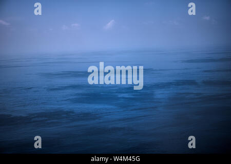 Dieses einzigartige Bild zeigt die Malediven von einer Ebene von oben fotografiert. Sehen Sie die Atolle im Meer. Stockfoto