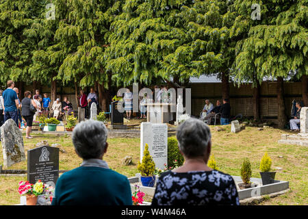 Outdoor Messe in Templeboden Friedhof, unter den Grabsteinen auf einem Juli Sonntag Nachmittag, Lacken, Blessington, County Wicklow, Irland Stockfoto