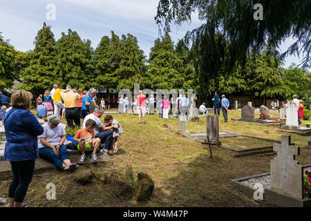 Outdoor Messe in Templeboden Friedhof, unter den Grabsteinen auf einem Juli Sonntag Nachmittag, Lacken, Blessington, County Wicklow, Irland Stockfoto