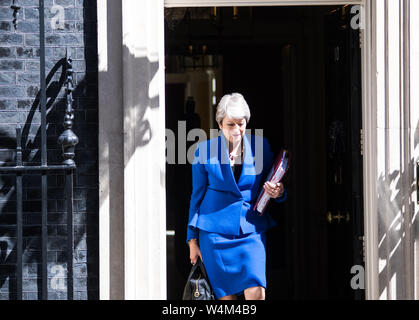London, Großbritannien. 24. Juli 2019. Der britische Premierminister Theresa May Blätter 10 Downing Street für Ihre letzte Premierminister Frage (Pmq) Session im Unterhaus in London. Michael Tubi/Alamy leben Nachrichten Stockfoto