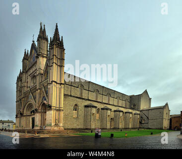 Panoramablick von Dom von Orvieto morgens im Nebel (Duomo di Orvieto) Umbrien Italien Stockfoto