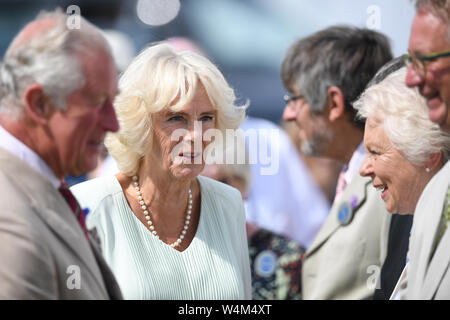 Der Prinz von Wales und die Herzogin von Cornwall sprechen für die Gäste bei einem Besuch der Sandringham Flower Show in Sandringham House in Norfolk. Stockfoto