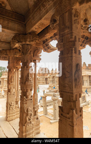 Hampi, Indien Juli 9, 2019: Der innere Blick von Innenräumen und Decken von vittala oder Vitthala Tempel in Hampi, Karnataka, Indien Stockfoto