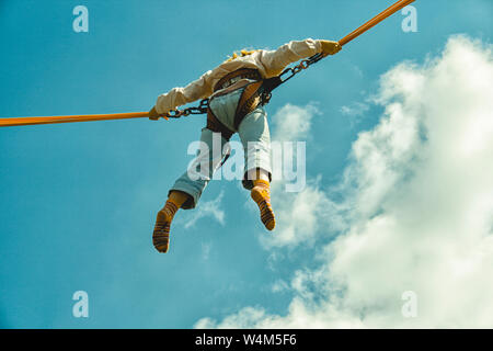 Mädchen-Bungee-springen auf einem Trampolin Stockfoto