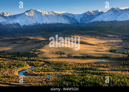 Chuya Fluss, Kurai Steppe und Gebirge bei Sonnenuntergang. Sibirien. Republik Altai. Russland. Panorama Stockfoto