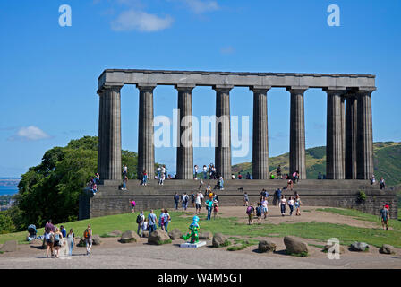 Edinburgh, Schottland, Großbritannien, National Monument, Calton Hill, mit Touristen in der Sonne. Stockfoto