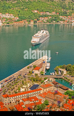 Das Kreuzfahrtschiff eabourn Odyssee' Annäherung an Dock in Kotor, Montenegro. Stockfoto