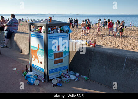 Portobello Beach, Abend, überquellenden Mülleimer, Edinburgh, Schottland, Großbritannien Stockfoto