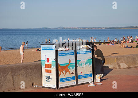 Portobello Beach, Abend, überquellenden Mülleimer, Edinburgh, Schottland, Großbritannien Stockfoto