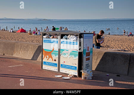 Portobello Beach, Abend, überquellenden Mülleimer, Edinburgh, Schottland, Großbritannien Stockfoto