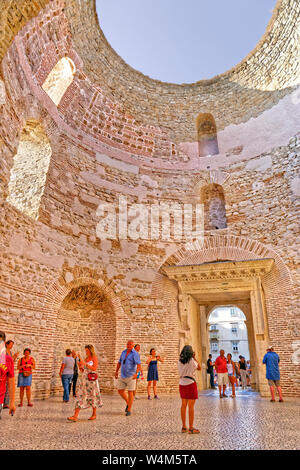 Apsis Atrium in der Diokletian Palast in Split an der Dalmatinischen Küste Kroatiens. Stockfoto