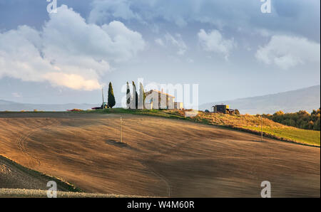 Erstaunlich, Wolken, kleine Farm House und Allee mit Zypressen vor dem Sturm. Val d'Orcia. Italienische Landschaft. Toskana. Italien. Europa Stockfoto