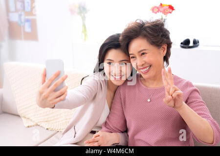 Glückliche Mutter und Tochter Mobiltelefone zu benutzen Stockfoto