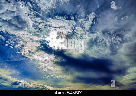 Der Tanz der Wolken und Sonne ein dramatischer Abendhimmel zu erstellen. Stockfoto