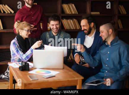 Team von textern diskutieren Eine neue Werbung Projekt in modernen Büro Stockfoto