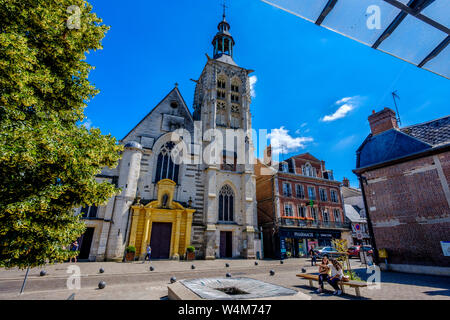 Die Kirche von La Basilique Notre-Dame de la Couture im Zentrum von Bernay, Normandie, Frankreich Stockfoto