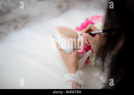 Braut Schuhe Hochzeit Symbol Braut Kleid Name. Braut schreibt unter Schuh Hochzeit rituellen Aberglauben. Stockfoto