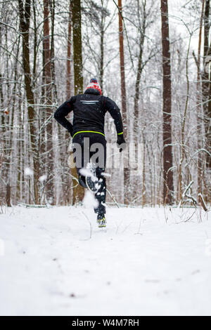 Foto von der Rückseite der laufender Mann in Turnschuhen Stockfoto
