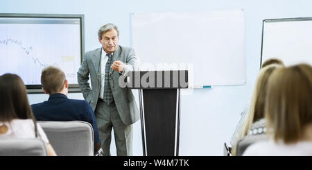 Geschäftsmann einen Vortrag auf der Konferenz. teamwork Konzept neben der Rezeption Lautsprecher ansehen Stockfoto