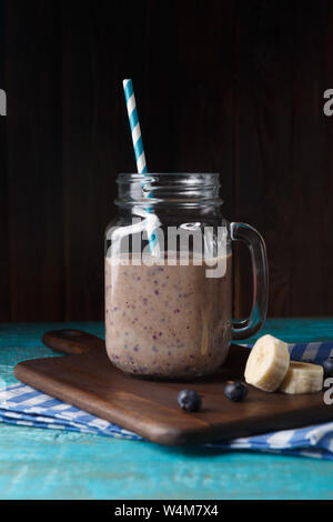 Bild von Kanne mit milchshake mit Stroh Stockfoto