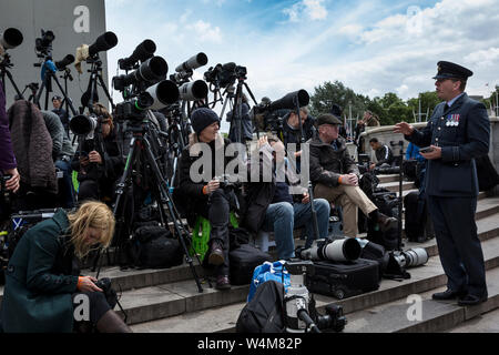 Royal Presse Fotografen an die Farbe, Geburtstag Parade feiern der Königin außerhalb des Buckingham Palace, London, England, Großbritannien Stockfoto