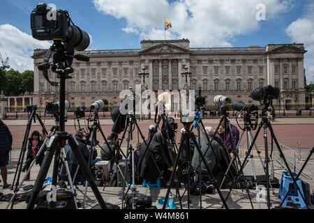 Royal Presse Fotografen an die Farbe, Geburtstag Parade feiern der Königin außerhalb des Buckingham Palace, London, England, Großbritannien Stockfoto