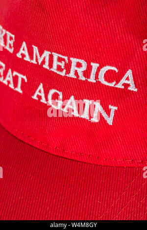 Makroaufnahme Red Trump MAGA Mütze mit Fokus auf „Make“. Metapher Maga Hats, Trump-Anhänger, Trump-Präsidentschaft 2024 US-Wahlen, Trump America First Stockfoto