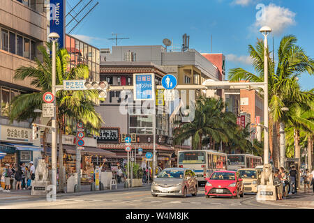 Kokusai-dori Straße, was bedeutet internationale Straße mit zwei shisa lion Skulpturen in der Stadt Naha in Okinawa eingerichtet Stockfoto