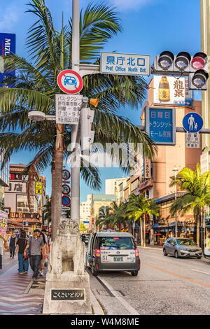 Kokusai-dori Straße, was bedeutet internationale Straße mit zwei shisa lion Skulpturen in der Stadt Naha in Okinawa eingerichtet Stockfoto