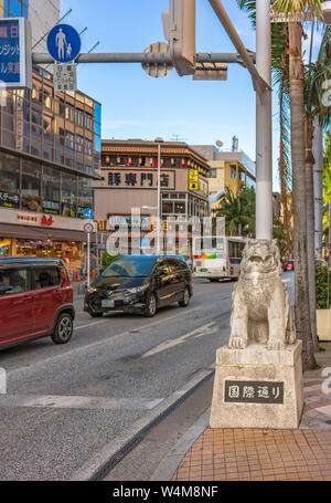 Kokusai-dori Straße, was bedeutet internationale Straße mit zwei shisa lion Skulpturen in der Stadt Naha in Okinawa eingerichtet Stockfoto