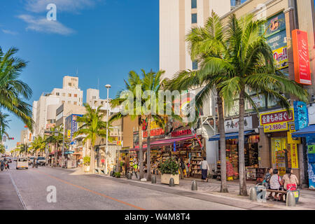 Kokusai-dori Straße, was bedeutet internationale Straße sehr beliebt bei Touristen in der Stadt Naha in Okinawa Stockfoto