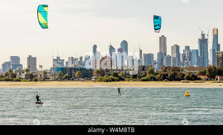 Paar Kitesurfer Züge in die Port Phillip Bay, mit Blick auf die Skyline von Melbourne, Australien im Hintergrund Stockfoto