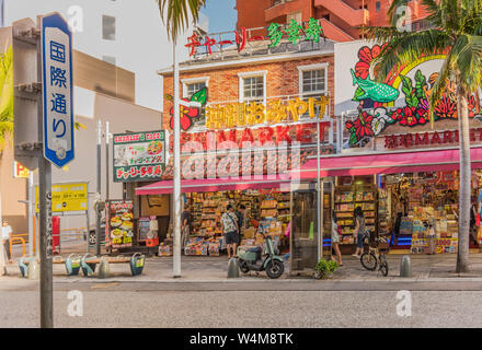 Kokusai-dori Straße, was bedeutet internationale Straße sehr beliebt bei Touristen in der Stadt Naha in Okinawa Stockfoto