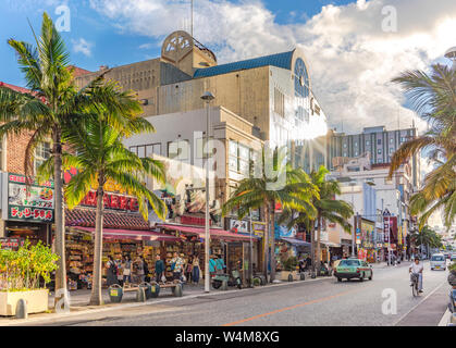 Kokusai-dori Straße, was bedeutet internationale Straße sehr beliebt bei Touristen in der Stadt Naha in Okinawa Stockfoto