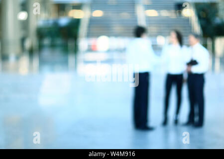 Unscharfer Hintergrund: Business Teams in der geräumigen Lobby. Das Foto hat einen leeren Raum für Ihren Text Stockfoto