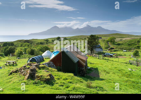 Eigg Organics, Campingplatz, Kompost-wc, Huhn Hütte und Fernsicht auf der Insel Rum. Stockfoto