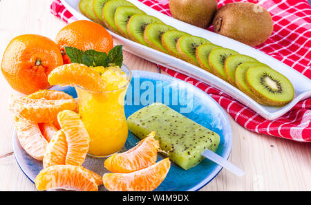 Fruchtsorbet. Gefrorenen Säften aus tropischen Früchten. Leckeres Eis. Obst Diät. Der Geschmack des Sommers. Eine Portion Vitamine. Stockfoto