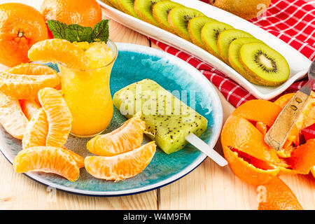 Fruchtsorbet. Gefrorenen Säften aus tropischen Früchten. Leckeres Eis. Obst Diät. Der Geschmack des Sommers. Eine Portion Vitamine. Stockfoto