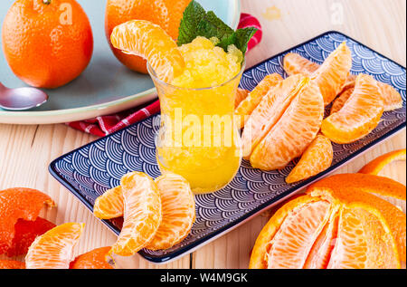 Fruchtsorbet. Gefrorenen Säften aus tropischen Früchten. Leckeres Eis. Obst Diät. Der Geschmack des Sommers. Eine Portion Vitamine. Stockfoto
