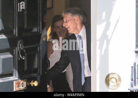 London, Großbritannien. 24. Juli, 2019. Philip Hammond verläßt 11 zum letzten Mal auf dem Weg nach Pmq's am Tag, Theresa May tritt als der Premierminister in Downing Street vor der Ankunft von Boris Johnson, ihr Ersatz. Credit: Guy Bell/Alamy leben Nachrichten Stockfoto