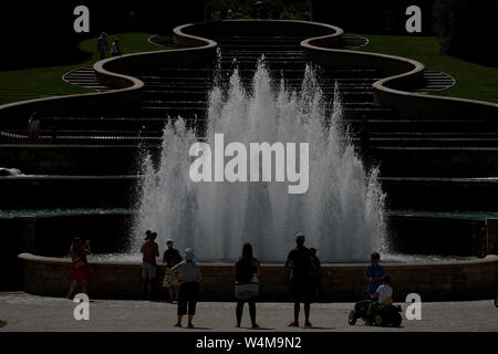 Besucher genießen die Brunnen in Alnwick Gardens in Alnwick, Northumberland. Das Vereinigte Königreich ist versteifung selbst für das, was seiner heißesten je Tag am Donnerstag werden könnte, nach dem Gewitter Brände und Schiene Unterbrechung ausgelöst. Stockfoto