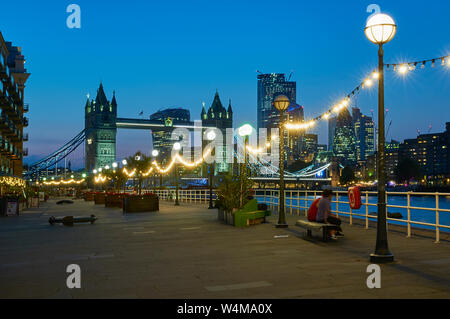 Die Tower Bridge, London UK, beleuchtete bei Dämmerung, von Butlers Wharf, Bermondsey, am Südufer der Themse Stockfoto