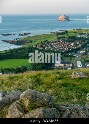 Ansicht von oben von Berwick Gesetz über Firth von weiter mit Bass Rock gannet Kolonie, North Berwick, East Lothian, Schottland, Großbritannien Stockfoto