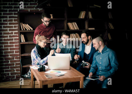 Team von textern diskutieren Eine neue Werbung Projekt in modernen Büro Stockfoto