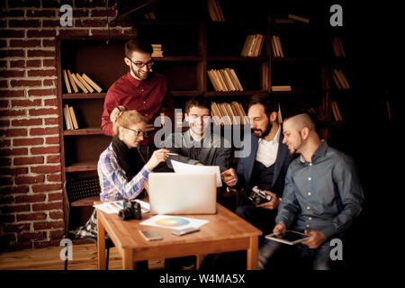 Team von textern diskutieren Eine neue Werbung Projekt in modernen Büro Stockfoto