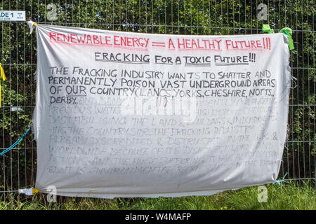 Blackpool, Lancashire, UK. 24. Juli 2019. Anti-fracking & Klimawandel Demonstranten Streikposten die Cuadrilla Shale Gas fracking Website an wenig Plumpton auf Preston neue Straße nr Blackpool. Die umstrittene Hydraulic Fracturing (auch Fracking, Hydro-fracturing oder Hydrofracking) ist ein gut Stimulation Technik, in der Rock durch eine unter Druck stehende, jetzt flüssige gebrochen ist gefangen Shale Gas unter dem Rock zu lösen. Credit: cernan Elias/Alamy leben Nachrichten Stockfoto