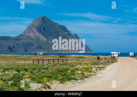 Wohnmobil Vermietungen, kostenfreies Parken witn schöne Aussicht für Camper und Wohnwagen am Sandstrand in der Nähe von San Vito lo Capo, Sizilien, Italien Stockfoto