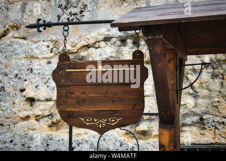 Altmodische traditionellen hölzernen Schild hängen mit leeren Raum für Text Stockfoto