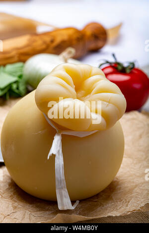 Käse, Italienischen provolone oder provola Caciocavallo harten Käse in teardrop Form auf alten Papier serviert Nahaufnahme Stockfoto