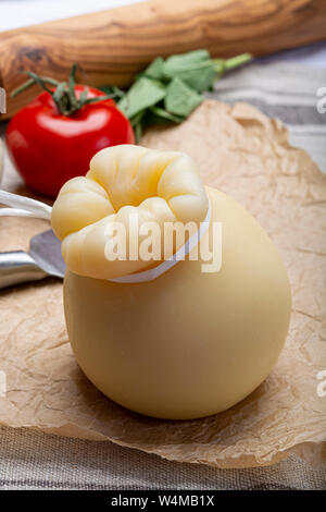 Käse, Italienischen provolone oder provola Caciocavallo harten Käse in teardrop Form auf alten Papier serviert Nahaufnahme Stockfoto